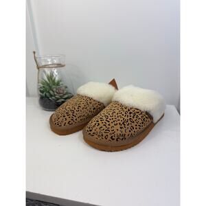 Beautiful NWTs Emu Women’s Shoes Size 5